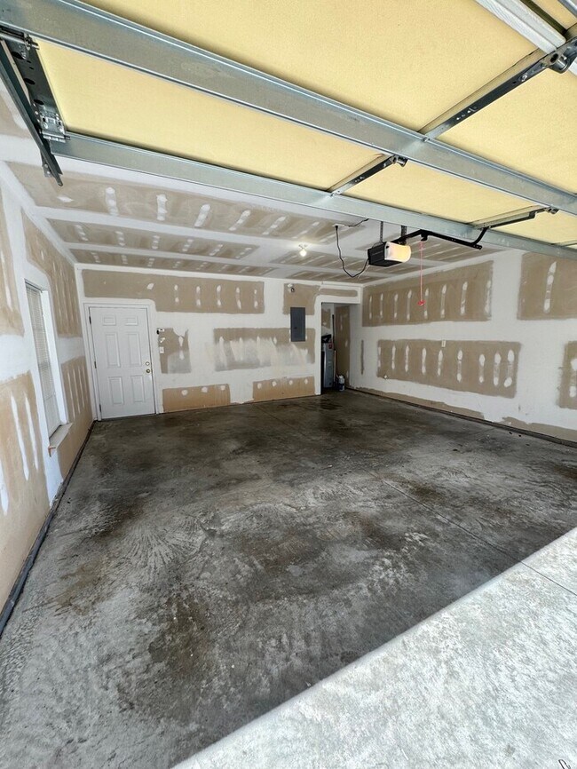 Foto del edificio - Move-in ready 2-bedroom, 2-bath end-unit t...