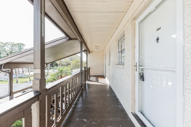 Building Photo - "Charming Coastal Retreat: Cozy 1-Bedroom ...