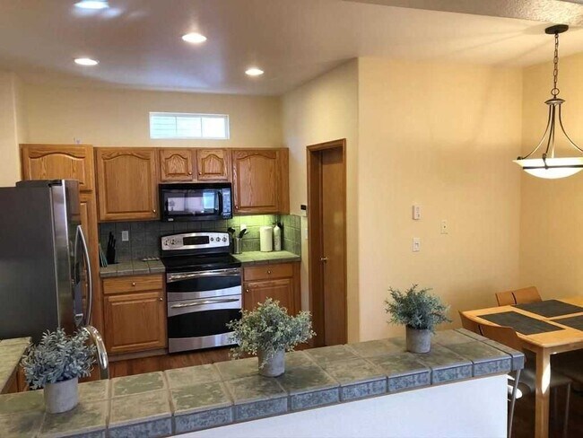Foto del edificio - Luxury four bed four bath patio home avail...