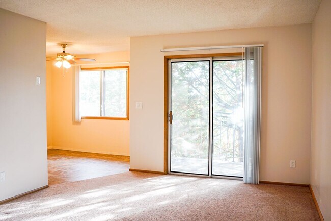 Foto del edificio - Cedar Hills Garden Style Spacious 1 Bdr w/Balcony!