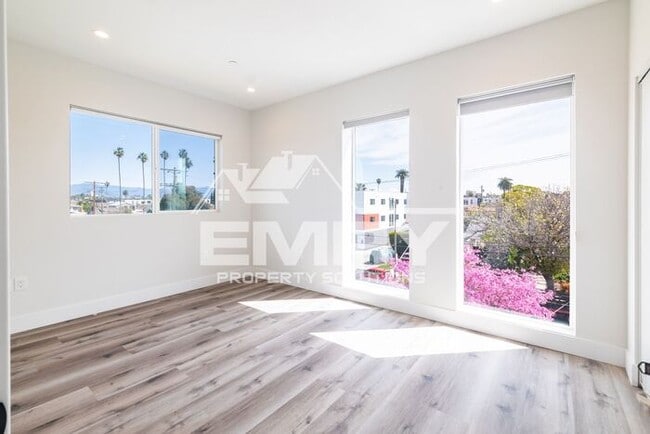 Building Photo - Student Accommodation Los Angeles CA 90018
