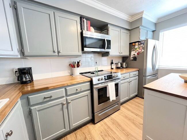 Building Photo - $500 OFF MAY RENT! 1 Bedroom/1 Bathroom Co...