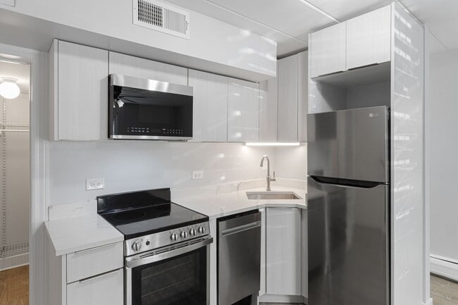 Building Photo - 6007 N Kenmore Ave