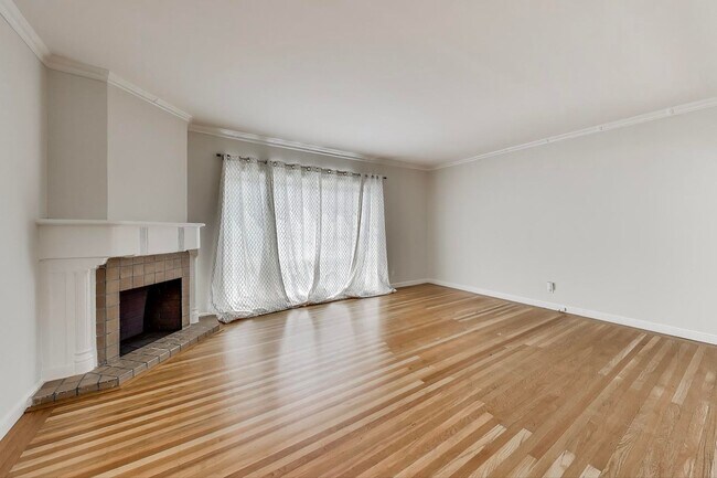 Foto del edificio - Beautiful Updated 3BD/2BA + Bonus Room Hom...