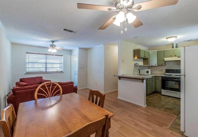 Foto del edificio - 1704 Magnolia Dr