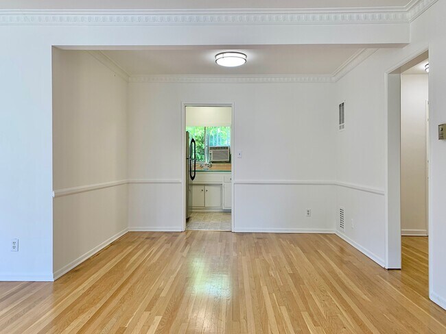 Foto del edificio - 1227 N Harper Ave