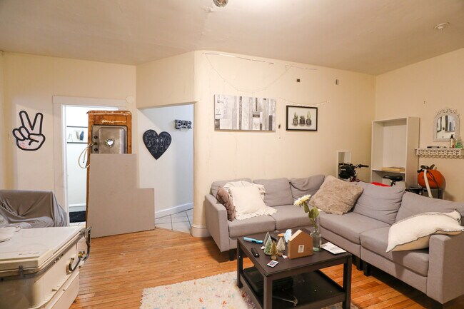 Building Photo - 322 St Paul St