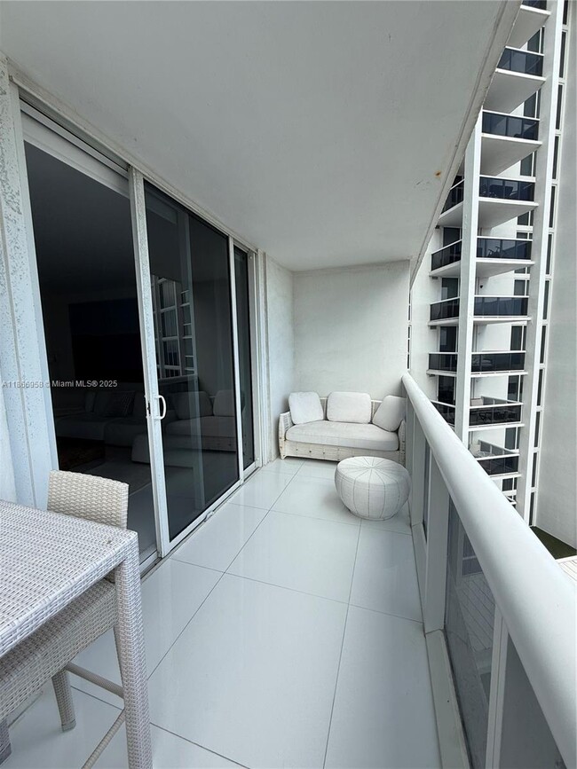 Foto del edificio - 10275 Collins Ave