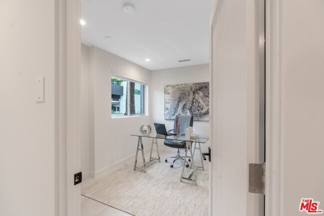 Foto del edificio - 7152 W Willoughby Ave