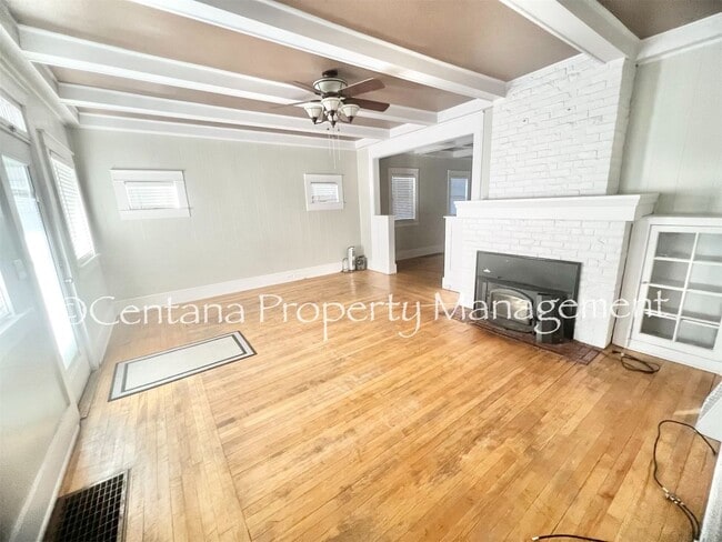 Building Photo - Beautiful home with a garage close to Campus!