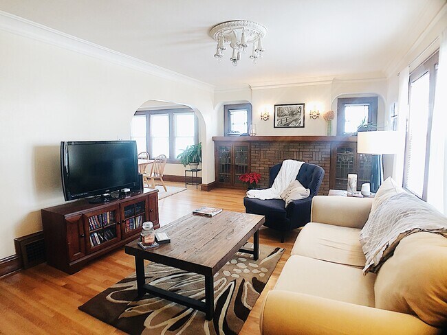 Building Photo - Stunning Wauwatosa 2BR Upper Unit with Lov...