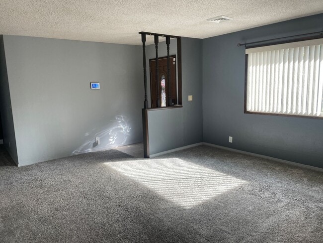 Building Photo - 1/2 Off First Full Months Rent w/ 12m Leas...