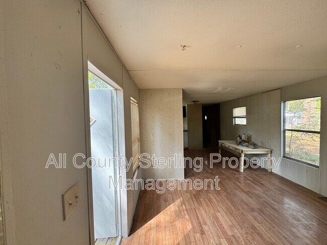 Building Photo - 118 SW Socket Glen