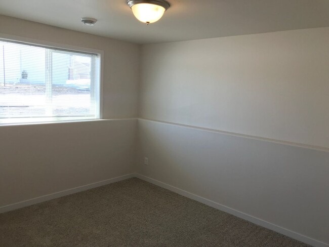 Building Photo - 4 bed 2 bath