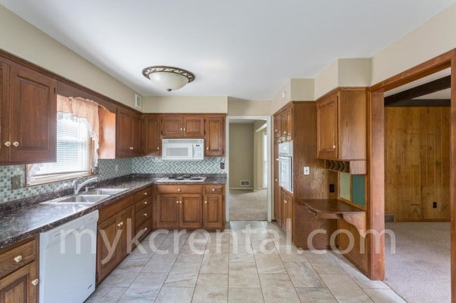 Building Photo - 8414 W 98th St