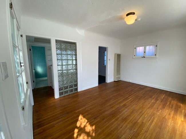 Building Photo - 257 Hampton Dr