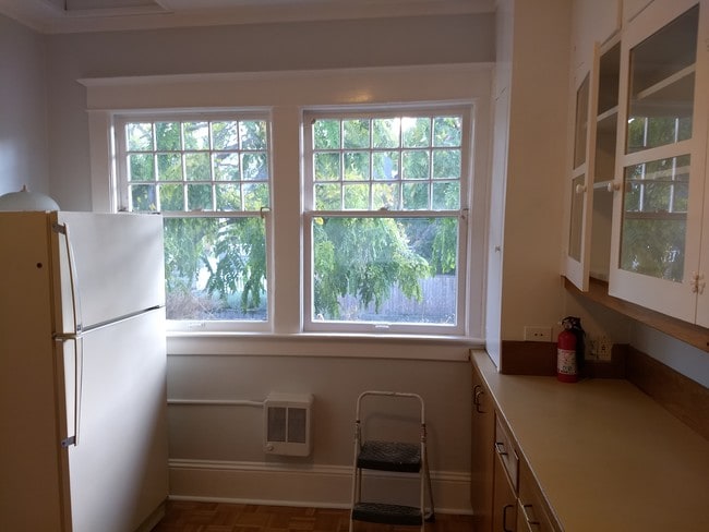 Kitchen view3 - 1903 10th Ave W