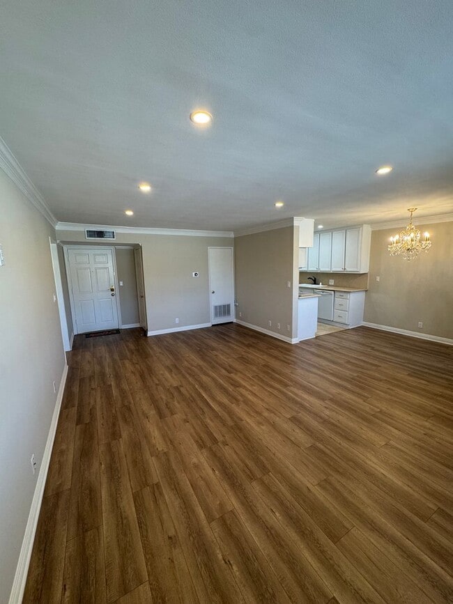 Foto del edificio - Beautiful Spacious Top Floor Condo 1 bed - 1 bath with parking in Burbank