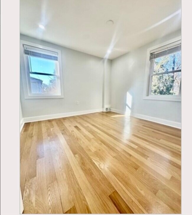 Foto del edificio - 100 Gladeside Ave