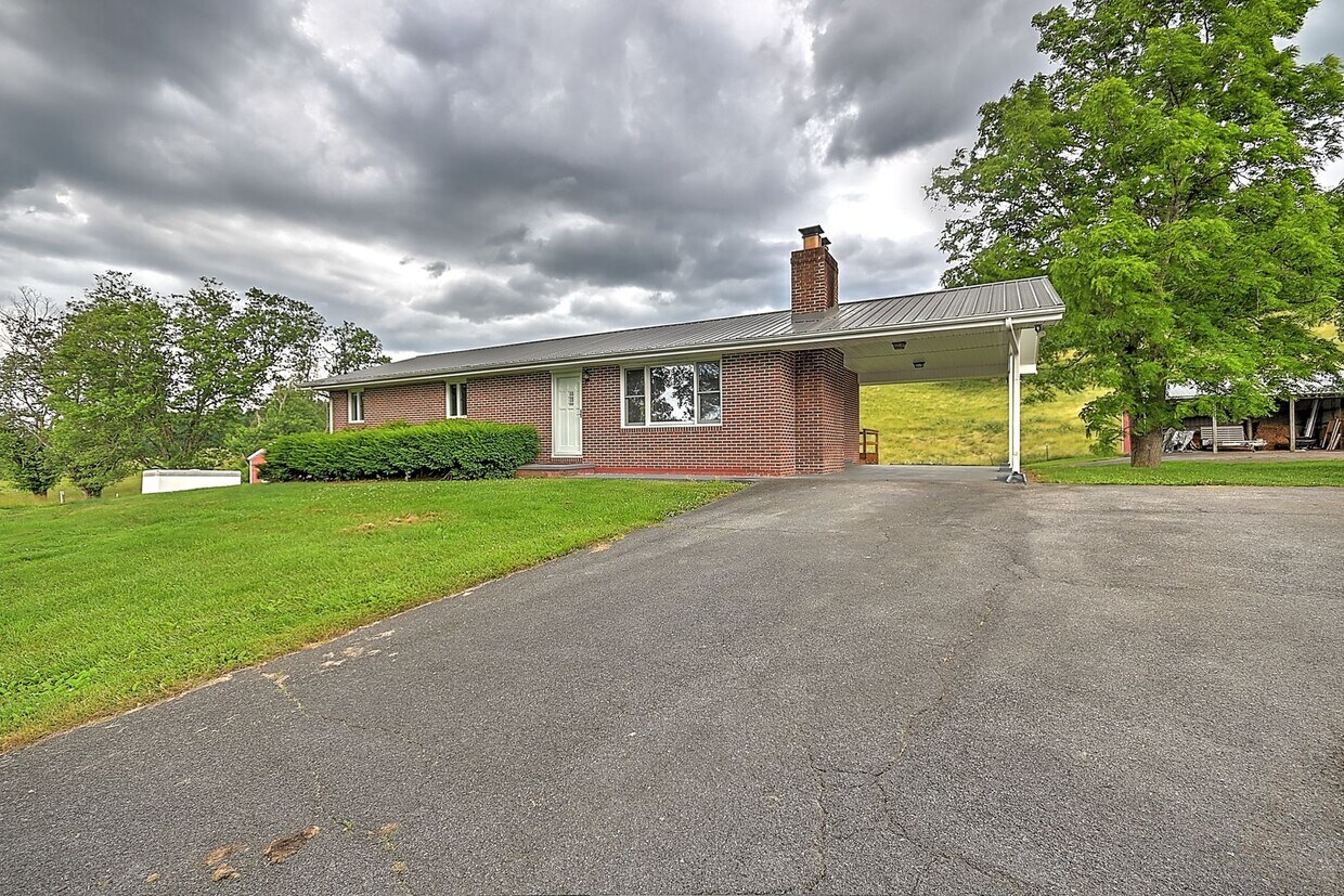 Primary Photo - 2 Bedroom & Office Space / 1.5 Bath Brick ...