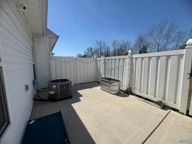 Building Photo - 468 Shamrock Dr