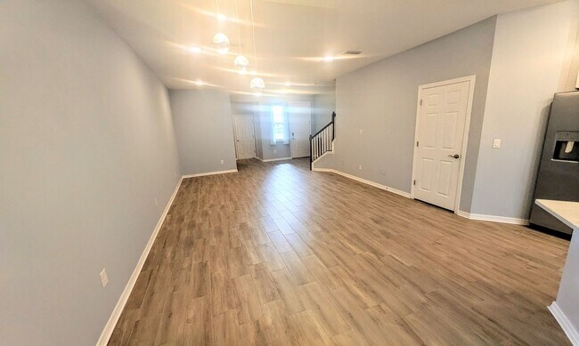 Foto del edificio - Annual UNfurnished almost BRAND NEW townhome just south of University and Lockwood Ridge!