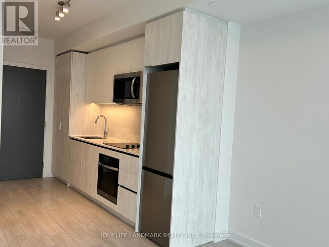 Photo du bâtiment - 5858 Yonge St