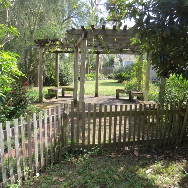 pérgola y patio trasero - 711 Union St
