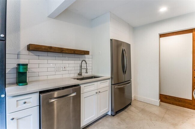Building Photo - 1618 Elmhurst Dr