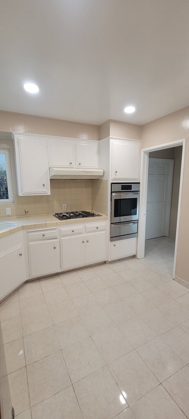 Building Photo - 1907 Overland Ave