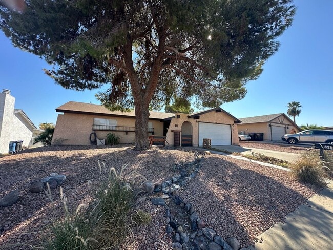 Building Photo - Single story home in classic ranch style.