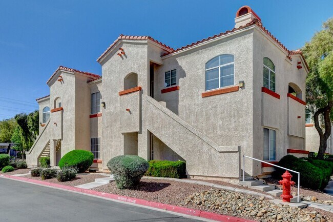 Foto del edificio - Stunning Upstairs Condo in Gated Indian Wells Community!