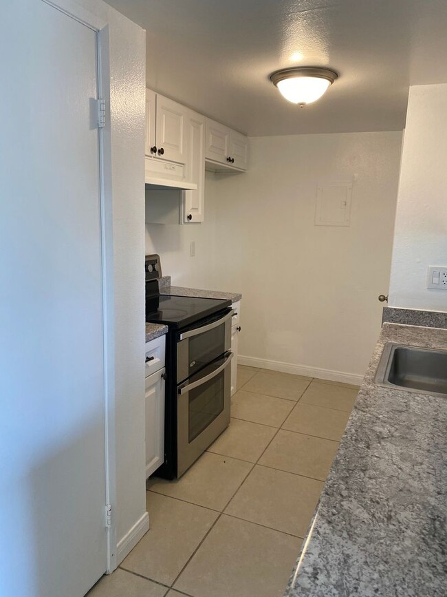 Building Photo - 2 Bed, 1 bath Conejo Creek Condo!