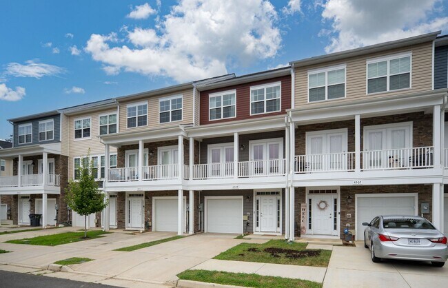 Foto del edificio - Your Next Home: Modern 3-Level Townhome with Garage, Deck & Huge Flex Space