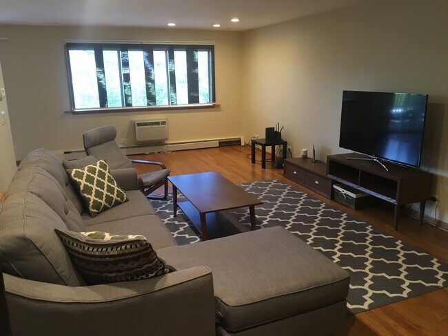 Foto del edificio - 744 Dempster St