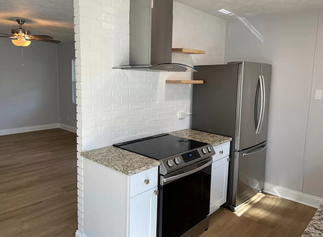 Building Photo - 1642 Main St