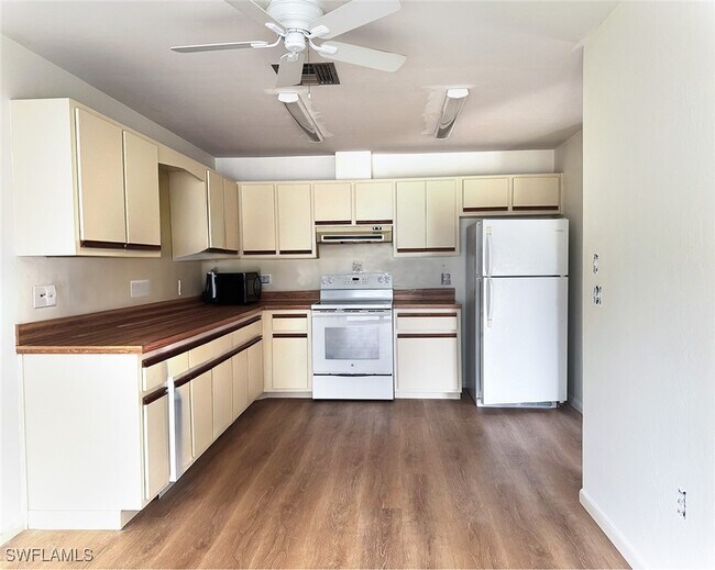 Foto del edificio - 699 110th Ave N