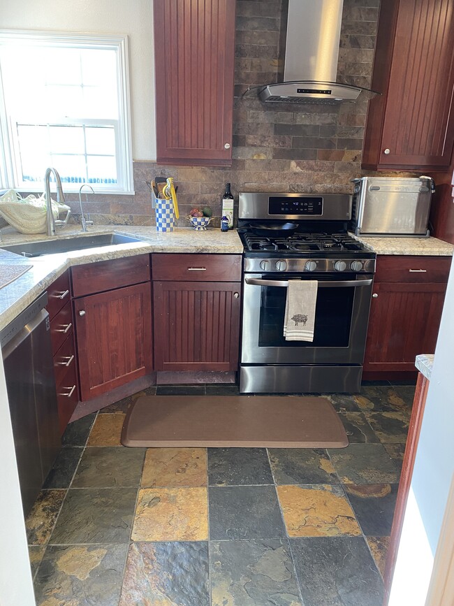 kitchen - 2021 Robinson St