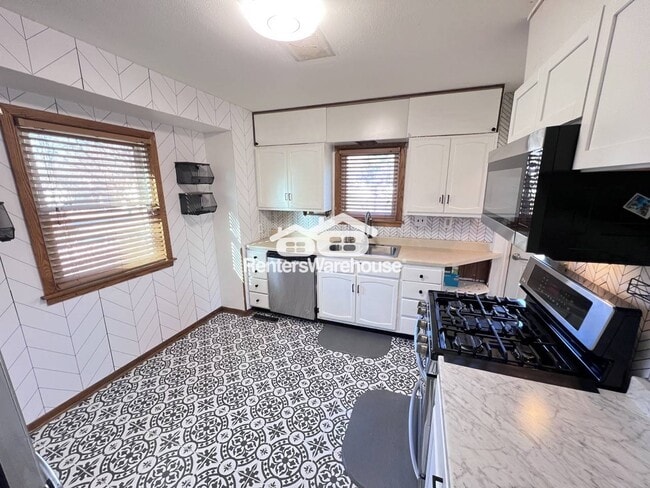 Building Photo - 2949 York Ave N