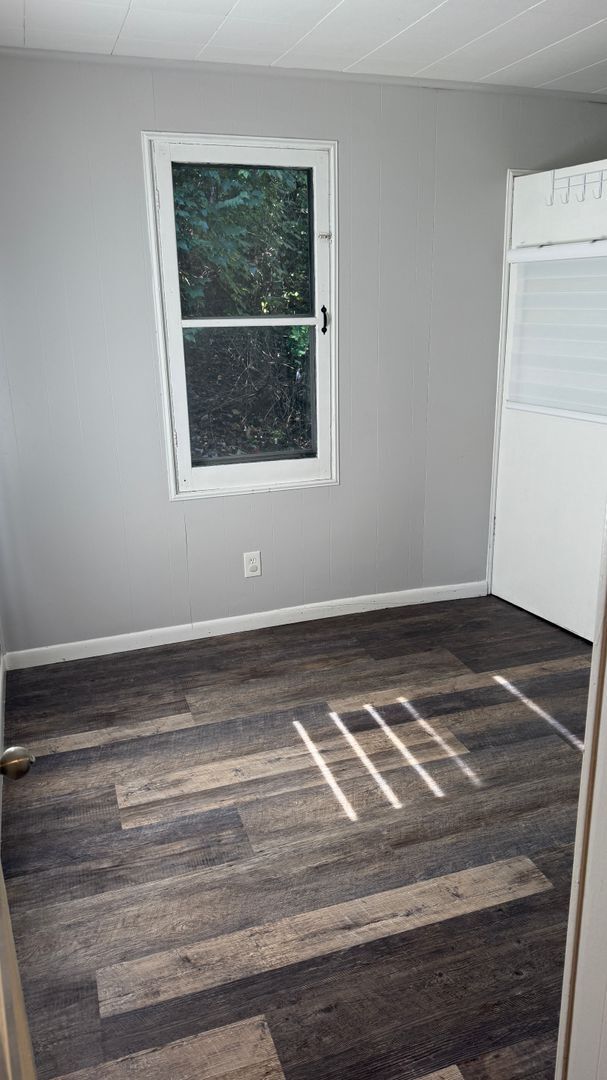 Building Photo - 2 bedroom side by side duplex ready now!