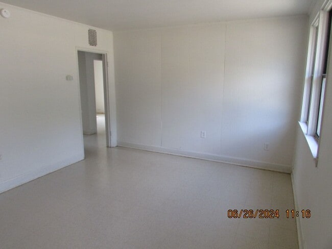 Building Photo - 17 Dixie Dr