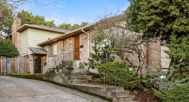 Building Photo - 3Bd/2.5Ba Seattle Duplex