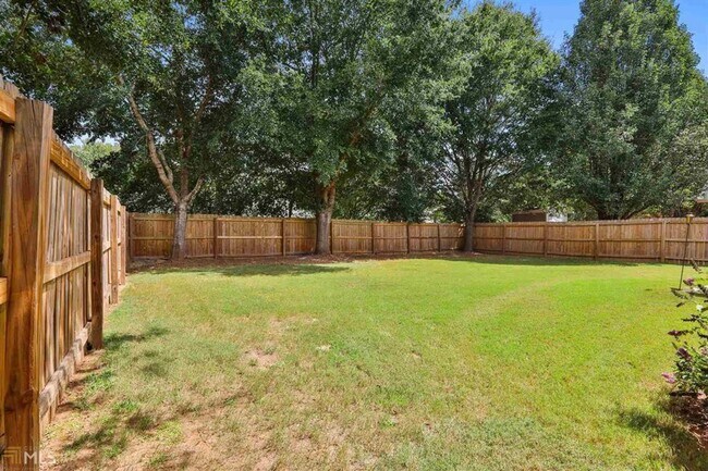 Building Photo - Highly sought after & beautifully maintain...