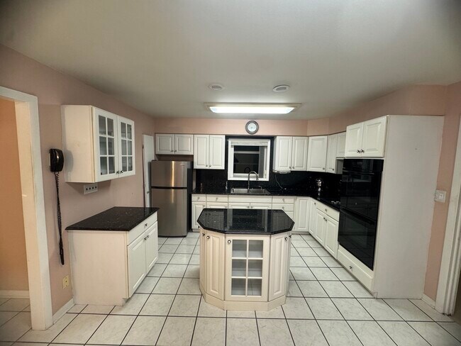 Foto del edificio - 225 E River Rd