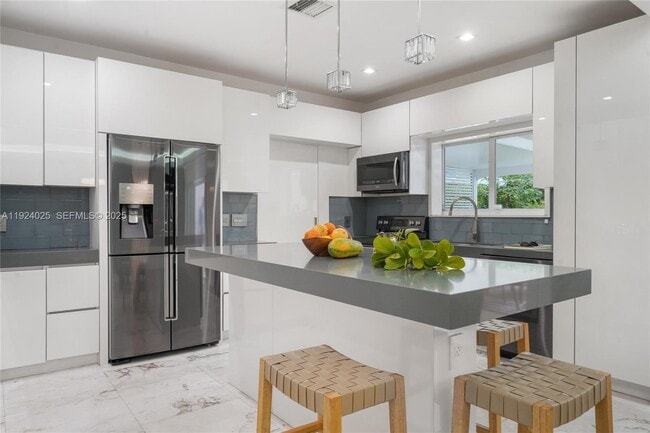 Foto del edificio - 801 NE 76th St