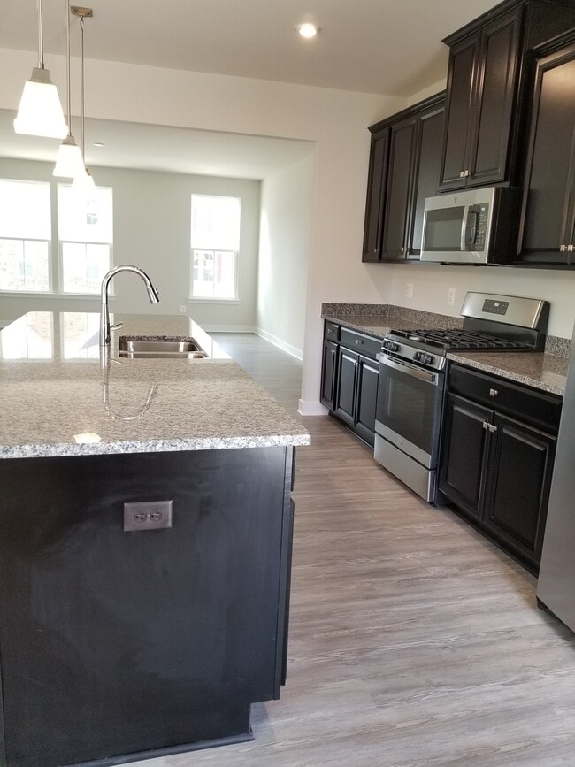 Building Photo - 7817 Cove Point Dr