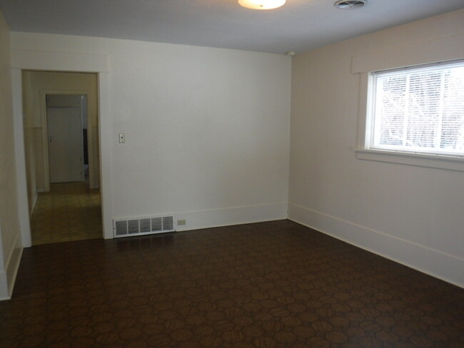 Building Photo - 805 Rollins St