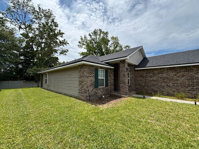 Building Photo - Beautiful 3/2 Located in 32219 priced to rent & won't last long!