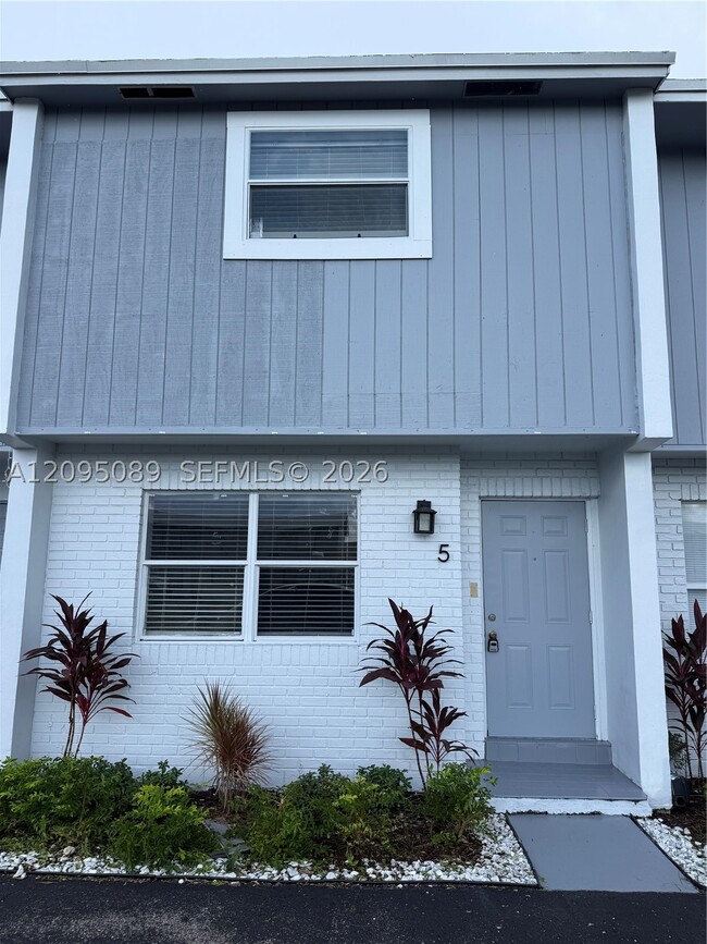 Building Photo - 420 NE 18th Ave