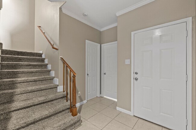 Foto del edificio - Spacious Townhome-Style Duplex with Privat...